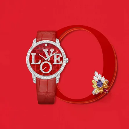 ساعات باللون الأحمر