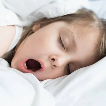 صورة طفلة تعاني من الشخير