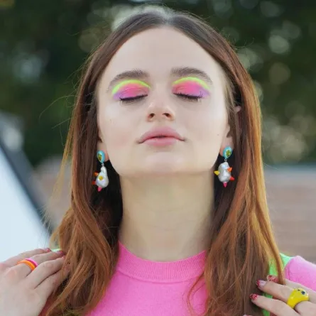 مجوهرات بألوان النيون من وحي Joey King