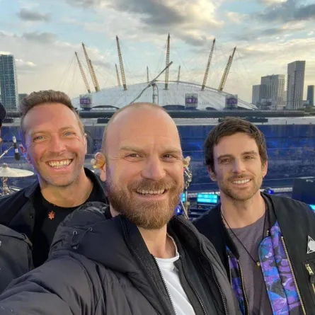 Coldplay- الصورة من حساب الفرقة على إنستغرام