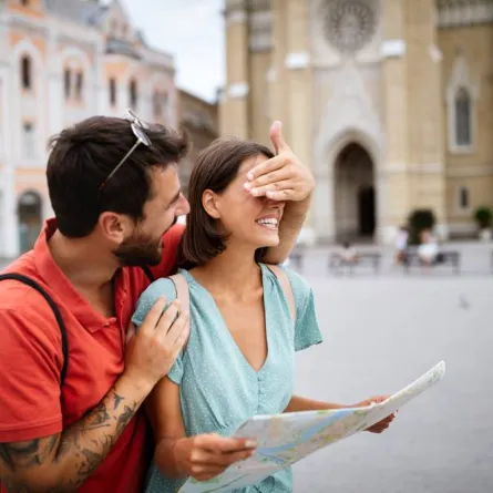 طرق وأفكار رومانسية للاحتفال بيوم الحب أثناء السفر