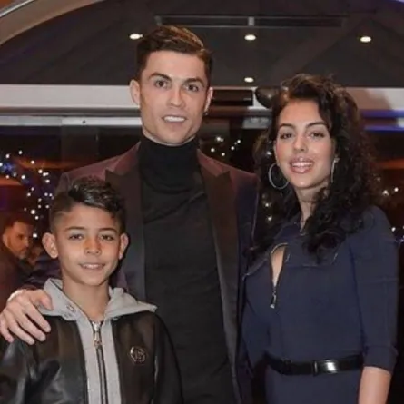 رونالدو وجورجينا مع رونالدو جونيور- الصورة من حساب رونالدو على إنستغرام