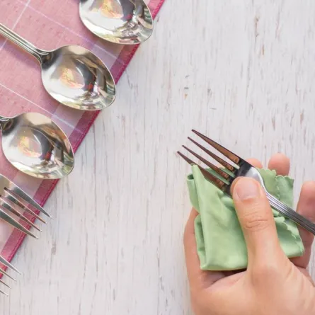 مستحضرات منزلية فعّالة في تلميع أواني المائدة الفضّة