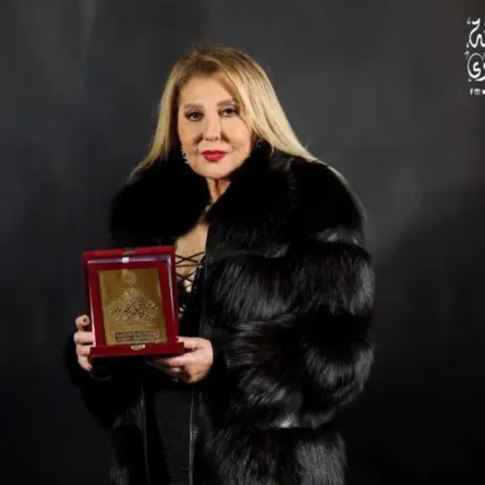 النجمة نادية الجندي عقب تكريمها عن مجمل أعمالها ومشوارها الفني - الصورة من المسؤول الإعلامي للمهرجان