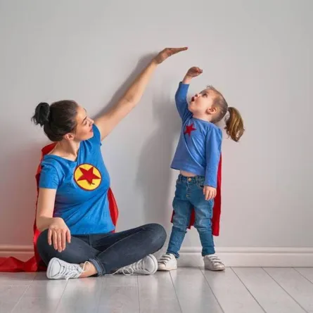 صورة لأم سعيدة بطول طفلتها