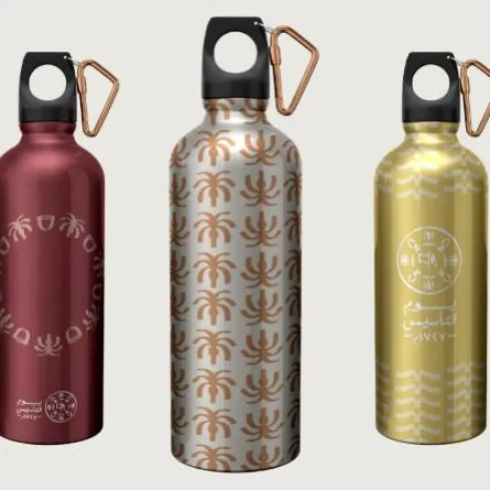 قوارير مطبوع عليها شعار يوم التأسيس