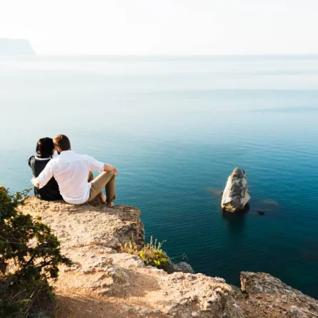 ​  وضع ملابس السهرة في حقيبة السفر  ​