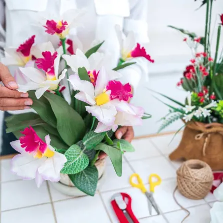 الزهور ذات الجذوع الصلبة تدوم لوقت أطول، مقارنة بالزهور ذات السيقان الرقيقة المجوفة التي سرعان ما تنتهي صلاحيتها