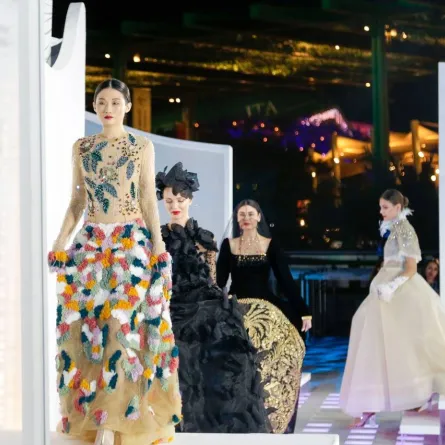 جناح السعودية في إكسبو 2020 دبي ينظم عرض أزياء مميزا