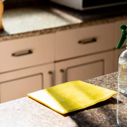 لا تستخدم المواد الكيميائية المركّزة أو المنظفات الحمضية (الخلّ، مثلً)، في العناية بالسطح الغرانيت