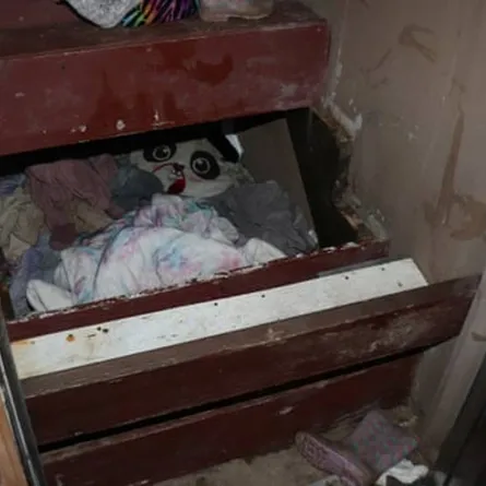 العثور على طفلة داخل مخبأ سري في منزل جدها بعد عامين من اختفائها