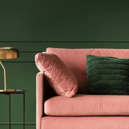 الأخضر الداكن يتقدّم شيئاً فشيئاً إلى احتلال المرتبة التي يشغلها اللون الأسود، وهو ينسّق مع الزهري في الديكور العصري