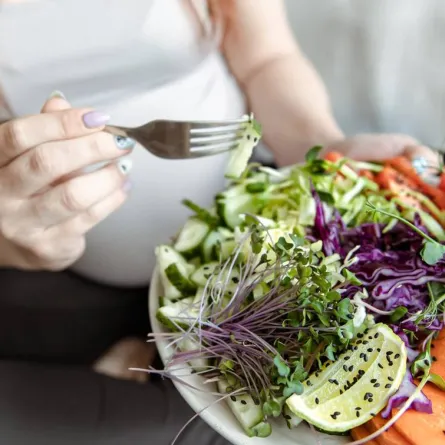 صورة لحامل تأكل