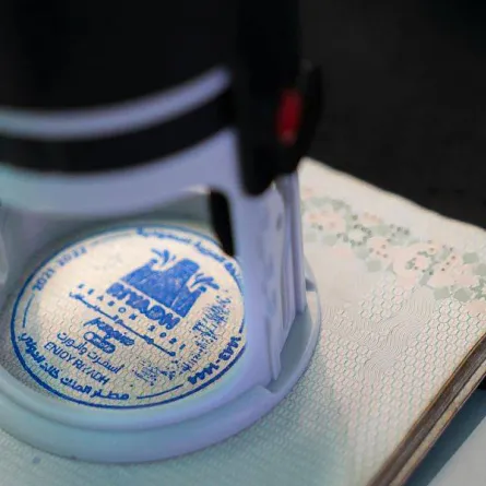 شعار موسم الرياض يزين جوازات سفر ضيوف المملكة - الصورة من واس