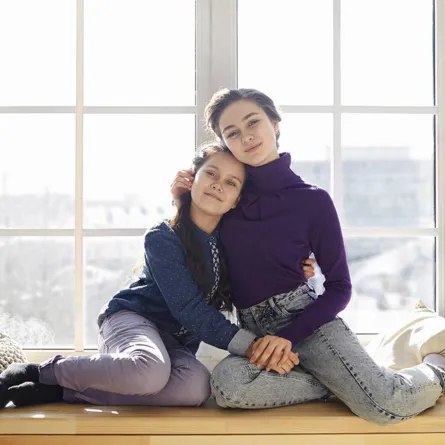 صورة لأم توجه مشاعر ابنتها نحو مصادقتها