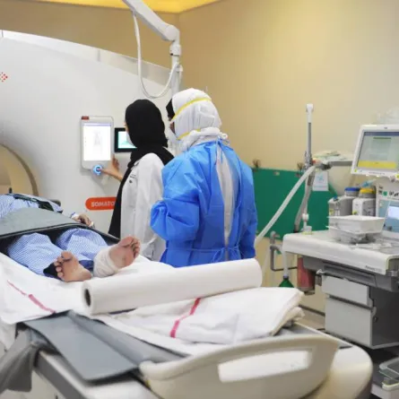 هيئة الصحة في دبي تطبيق نظام متطور لمراقبة الجرعات الإشعاعية. الصورة من "وام"