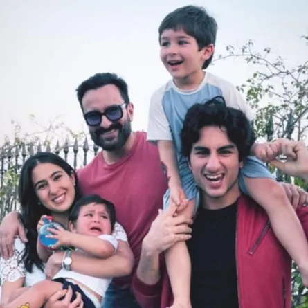 سيف علي خان محاطاً بأبنائه الأربعة- الصورة من قصص إنستغرام كارينا كابور