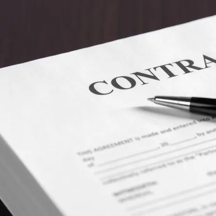 عقود العمل غير المحدّدة بمدد زمنيّة قد تنتهي بناءً على إرادة أحد الطرفين 