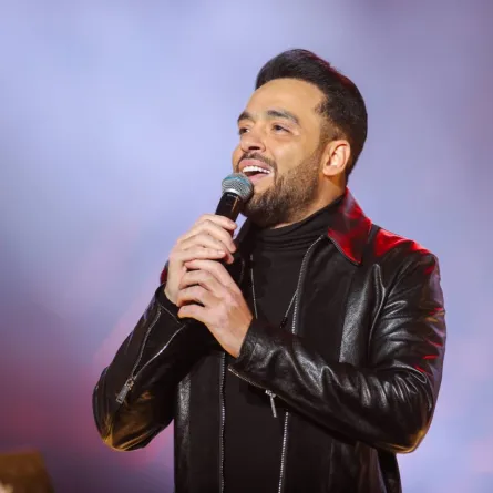 رامي جمال يلهب حماس الجمهور السعودي في حفل يوم التأسيس