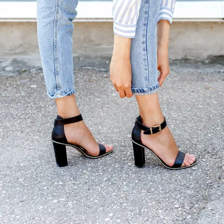 موديلات صنادل كعب باللون الأسود لصيف 2022