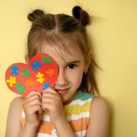 صورة لطفلة مصابة بالتوحد