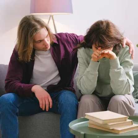 كيف أواسي شخصاً ينتابه الضيق؟ 