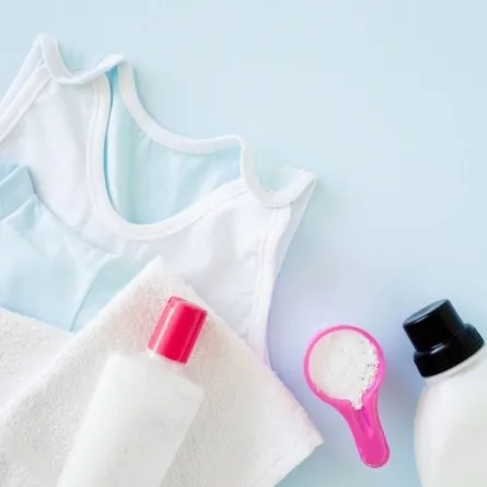 طرق متبعة في تنظيف الملابس البيض من بقع الدم