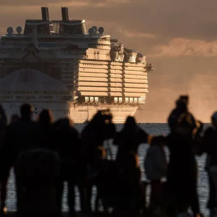 صورة السفينة العملاقة تستعد للإبحار