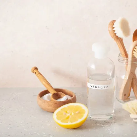 الخل والليمون الحامض فعّالان في إزالة الغراء من السجاجيد والأثاث