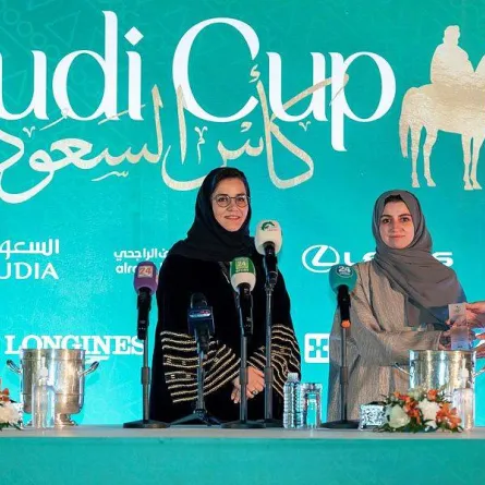 تكريم الفائزين في مسابقة تصميم الكؤوس والجوائز لأشواط كأس السعودية لسباق الخيل 2022 - الصورة من "واس"
