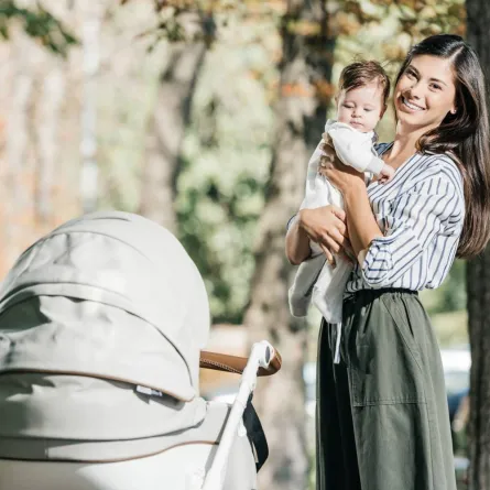 صورة لأم وطفلها