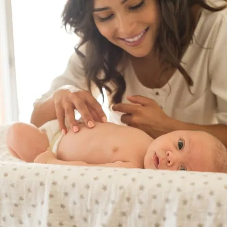 أم تراقب طفلها