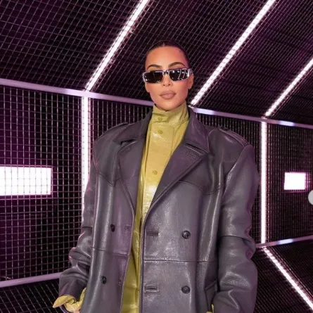 كيم كاردشيان تتدثر بمعطف جلدي أسود