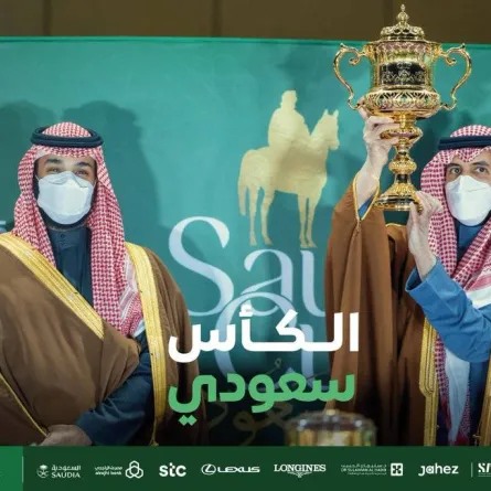 ولي العهد يسلم كأس السعودية الفئة الأولى إلى الأمير سعود بن سلمان بن عبدالعزيز بعد فوز البطل الجواد "إمبلم روود" - الصورة من حساب كأس السعودية على تويتر