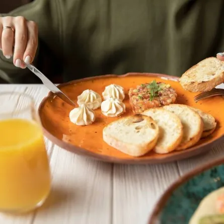 قواعد في إتيكيت الجلوس على المائدة