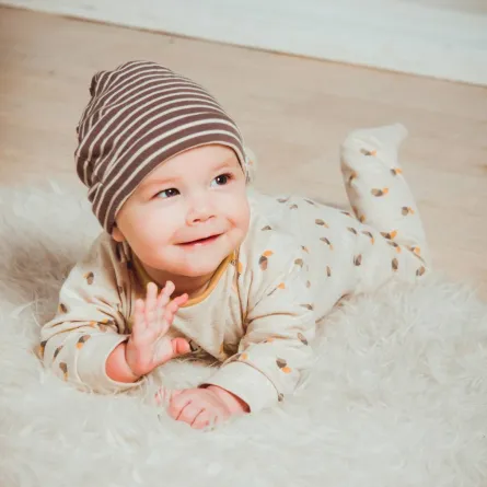 صورة لطفل رضيع نائم على بطنه