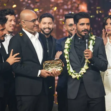 سالم الحمد بعد تتوجه بلقب نجم البوليفارد في ليلة الختام - الصورة من المسؤول الإعلامي لمجموعة الـmbc