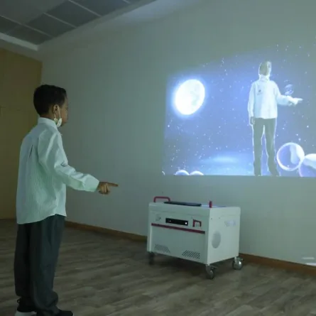 تطبيقات مبتكرة ووسائل تكنولوجية لدعم أصحاب الهمم.الصورة من "وام"