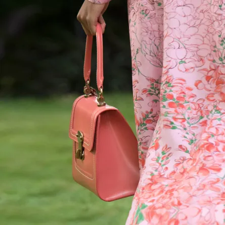 موديلات حقائب عصرية وملوّنة من بورا اكسو  Bora Aksu