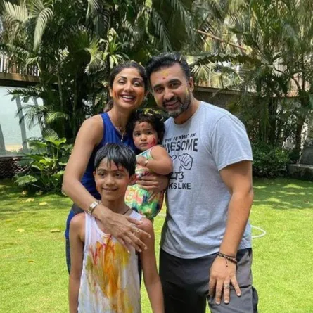شيلبا شيتي وزوجها راج كوندرا وابناهما- الصورة من حساب شيلبا شيتي على إنستغرام