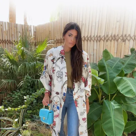 العنود بدر بحقيبة صغيرة وجزمة بوت باللون البُني