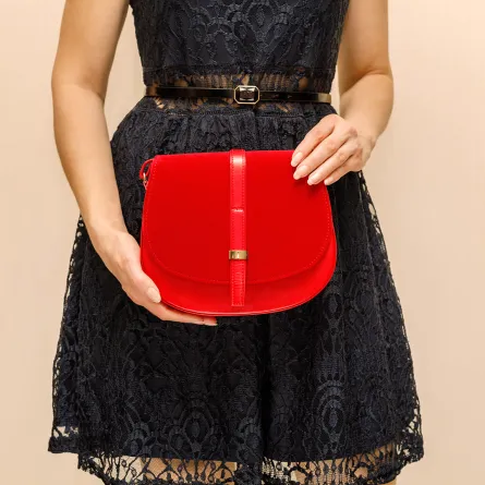 حقائب باللون الأحمر لتتألقي في يوم الحب