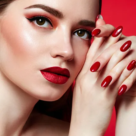 مكياج عيون باللون الأحمر والبرونزي