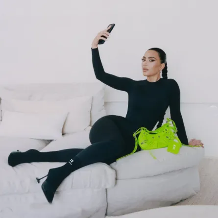 كيم كاردشيان ترتدي البزة السوداء من بالنسياغا مع حقيبة خضراء