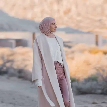 اطلالة انيقة باللون النيود