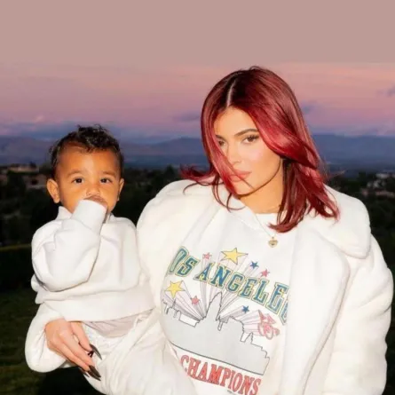 كايلي جينر تحمل ابنتها ستورمي - الصورة من حسابها في إنستغرام