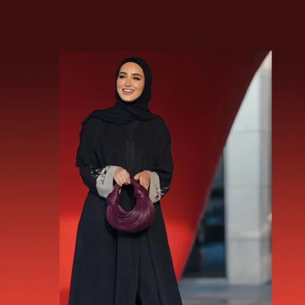 دلال الدوب بعباية كريب مطرزة