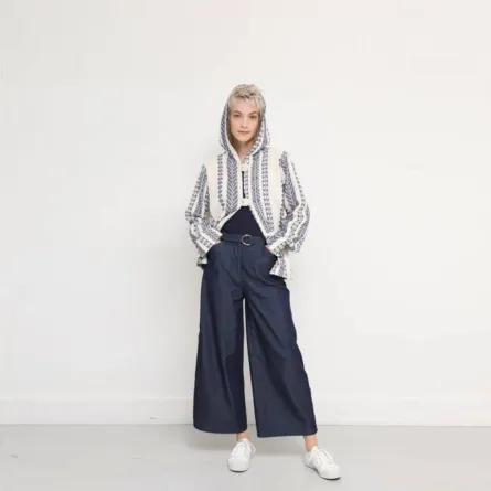 جينز مع بلوزة مخطّطة من أنييس بي  Agnes B