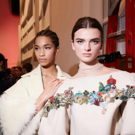 تاييرات مطرزة بالورود من سونغ جونغ وان