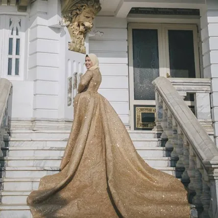 مروة حسن بفستان بذيل طويل